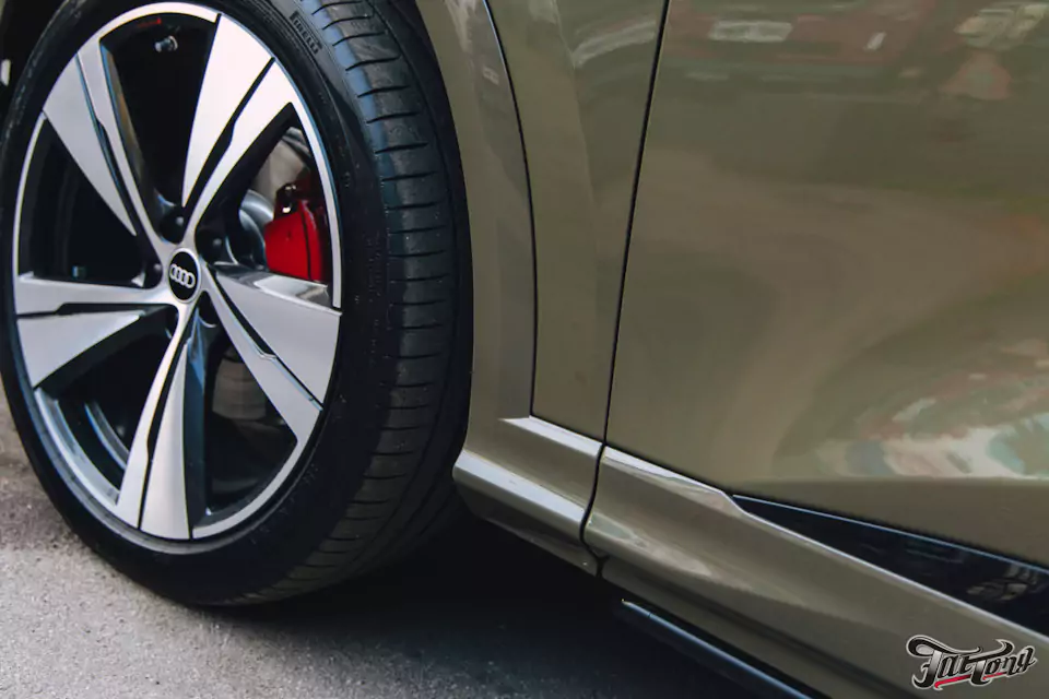 Забронировали Audi Q5 L прозрачным глянцевым полиуретаном, выполнили шумоизоляцию дверей и арок, установили видеорегистратор